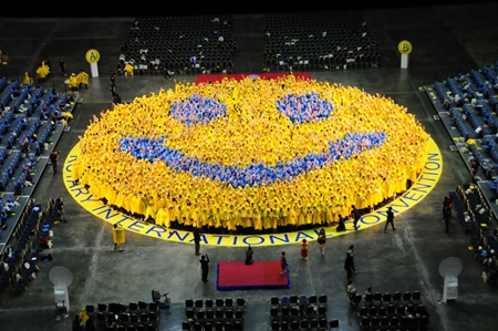 Exactly 2,012 participants form Thailand’s Biggest Smile at the 2012 RI Convention in Bangkok.